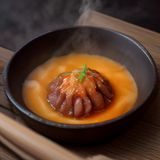男性编辑肖像照，戴眼镜，神情专注，办公桌背景